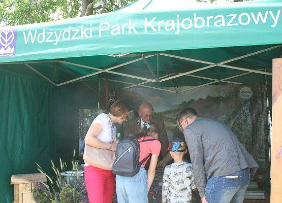 Stoisko edukacyjne Wdzydzkeigo Parku Krajobrazowego i Zielonej Szkoły w Schodnie.