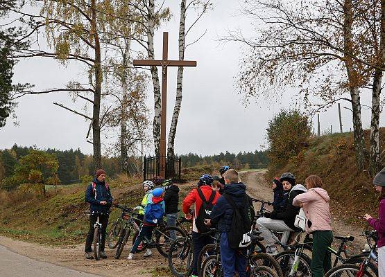Uczestnicy rowerowej wyprawy krajobrazowej na trasie wycieczki. fot. M. Orlikowski