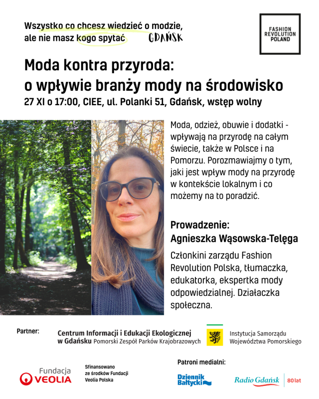Plakat zapraszajacy na spotkanie. Zdjęcie ścieżki w lesie, obok zdjecie portretowe kobity prowadzącej prelekcję. Tekst o spotkaniu oraz logotypy organizatorów, patronów i partnerów.