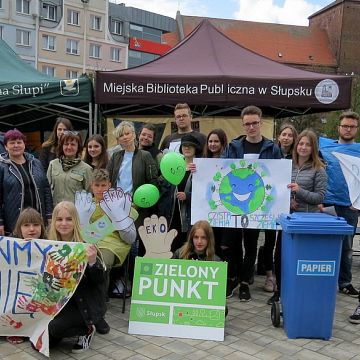 Grafika „Chrońmy ziemię”  to jedno z haseł happeningu ekologicznego w Słupsku