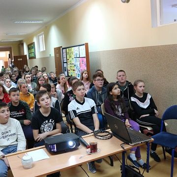 Grafika Rozmowy o trociach i łososiach w podsłupskich szkołach