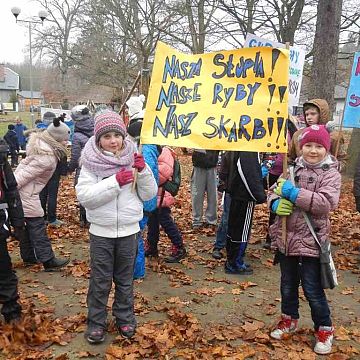 Grafika Nasza Słupia!  Nasze ryby!!  Nasz skarb!!! …… to hasło i wiele innych rozbrzmiewały podczas III rajdu na orientację „Tarlisko 2014”