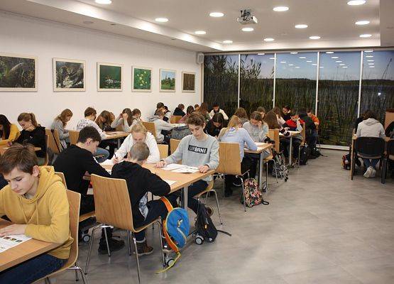 Uczestnicy w czasie pisania testu