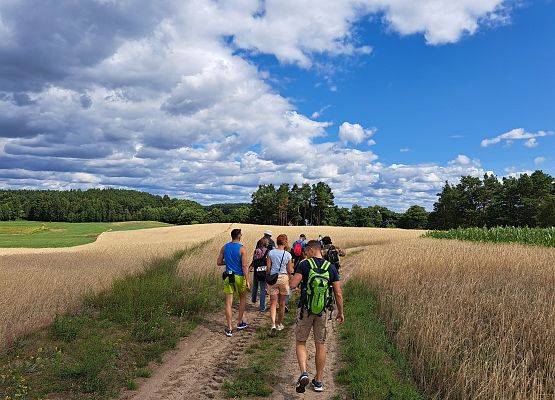 Uczestnicy wycieczki na tle rolniczego krajobrazu WPK. fot. Maja Greinke