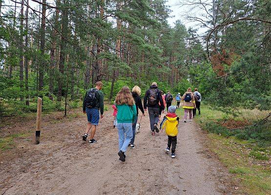 Uczestnicy darmowych wycieczek z przewodnikiem na szlaku. fot. Maja Greinke