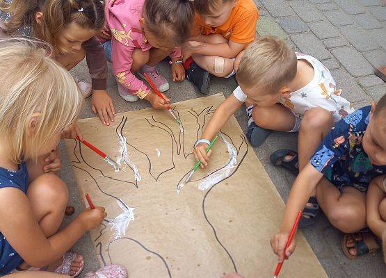 Dzieci wykonujące model drzewa fot. A. Kasprzak