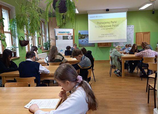 Uczniowie piszą test wiedzy o ssakach Polski i  parkach krajobrazowych fot. A. Kasprzak