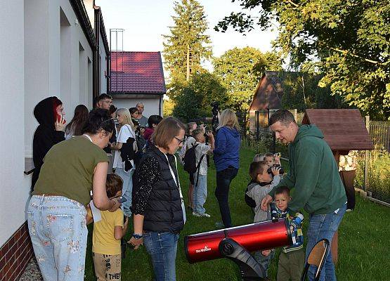 Obserwacje teleskopowe Księżyca. Fot. Moinika Rekowska