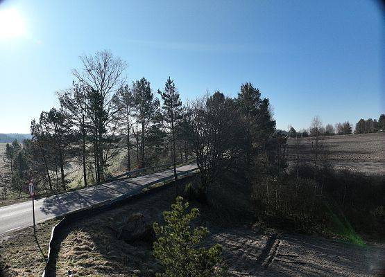 Widok na płotki umieszczone wzdłuż drogi powiatowej.
