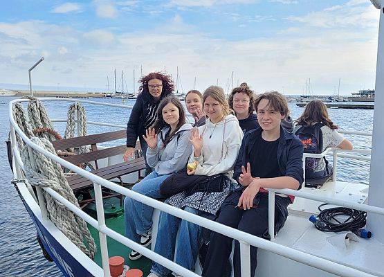 Grupa ok 10 na dziobie kutra macha w trakcie odpłynięcia