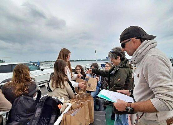 Na kutrze pracownik NPK gratuluje wręcza i nagrody.