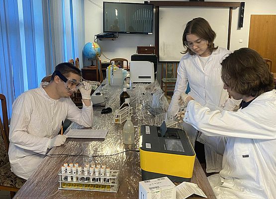 Letni obóz Naukowego Koła Chemików SPG w Błękitnej Szkole Grafika Letni obóz Naukowego Koła Chemików SPG w Błękitnej Szkole