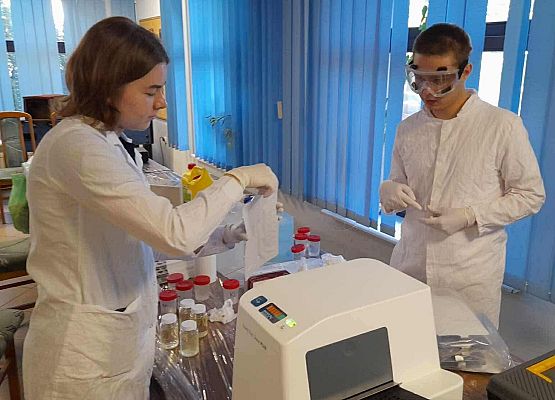 Letni obóz Naukowego Koła Chemików SPG w Błękitnej Szkole Grafika Letni obóz Naukowego Koła Chemików SPG w Błękitnej Szkole