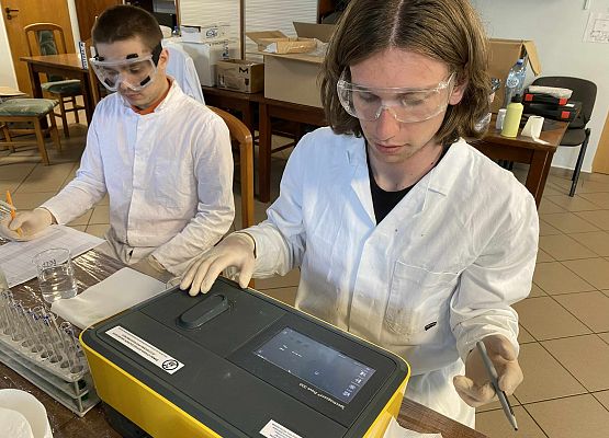 Letni obóz Naukowego Koła Chemików SPG w Błękitnej Szkole Grafika Letni obóz Naukowego Koła Chemików SPG w Błękitnej Szkole