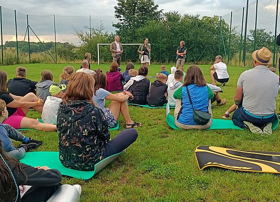 Powitanie uczestników pod chmurką.