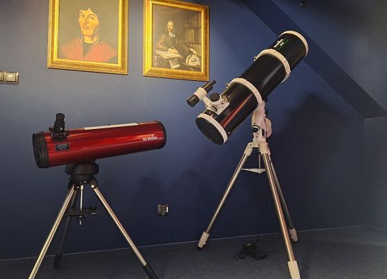 Uczestnicy mieli okzję zapoznać się z pracą na specjalistycznych teleskopach