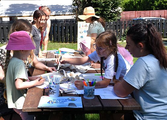 Głównie dzieci (ok 6 os) malują na torbach płóciennych elementy przyrody nadmorskiej i wzory kaszubskie