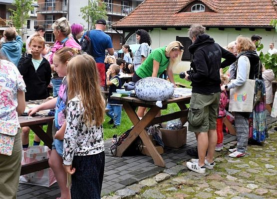 Widać Ok 6 stoisk. Przy każdym stoisku znajduje się  kilka uczestników Pikniku oraz edukator.