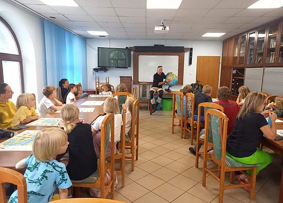 Grupa na zajęciach na sali edukacyjnej- ok 20 osób