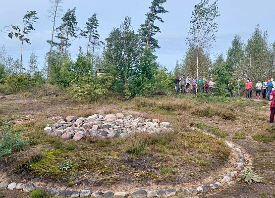 Spacer z okazji Dnia Parków Krajobrazowych „W poszukiwaniu archeofitów” fot. Karolina Rozmarynowska Wieniec kamienny. Grób z okresu kultury wielbarskiej, okrąg z ułożonych na ziemi kamieni o średnicy kilkunastu metrów.