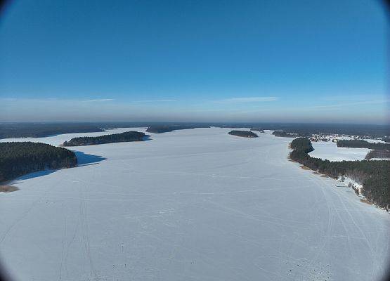 Jezioro Wdzydze fot. K. Libera Widok na zamarźnięte jezioro Wdzydze z lotu ptaka