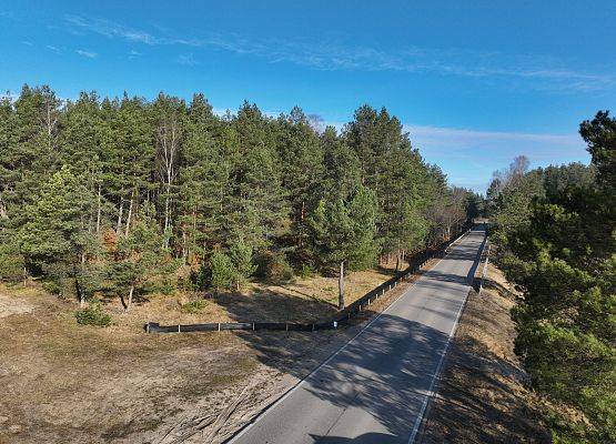 Widok z lotu ptaka na drogę gdzie zostały postawione wygrodzenia znajdują się płotki.