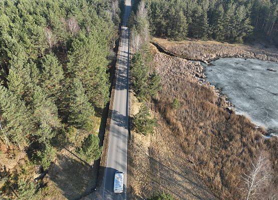 Widok z lotu ptaka na drogę gdzie znajdują się płotki.