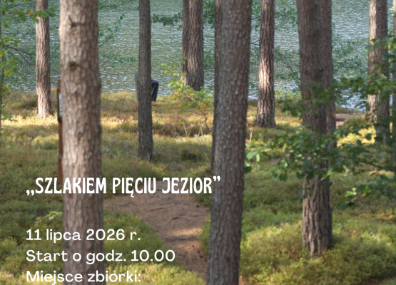 Białe napisy mówiące o spacerze, na tle lasu położonego nad błękitnym jeziorem