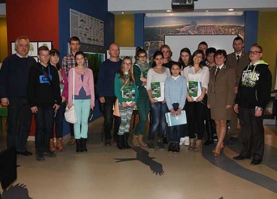 Grafika Gimnazjum w Kobylnicy zwycięzcą etapu parkowego konkursu"Poznajemy Parki Krajobrazowe Polski"