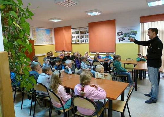 Grafika Młody obserwator przyrody na wakacjach