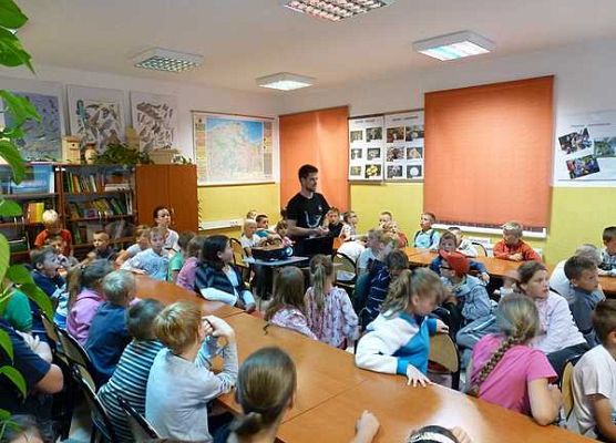 Grafika Młody obserwator przyrody na wakacjach