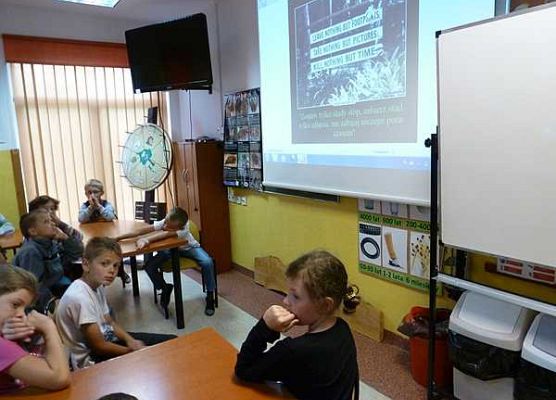 Grafika Młody obserwator przyrody na wakacjach