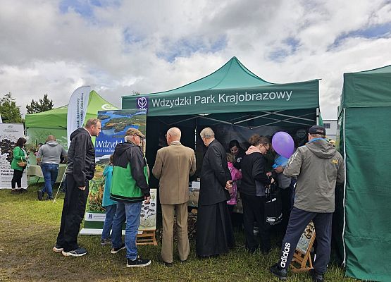 Edukacja plenerowa Stoisko Wdzydzkiego Parku Krajobrazowego podczas wydarzenia plenerowego, przy którym zgromadzili się uczestnicy.