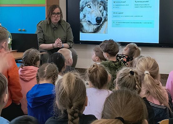 Warsztaty jednodniowe w szkole Zajęcia edukacyjne dla dzieci prowadzone przez edukatorkę w sali z ekranem multimedialnym