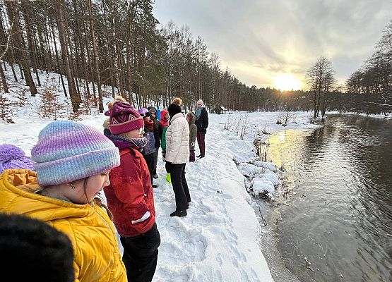 Warsztaty podczas zimowych turnusów kilkudniowych Zimowe zajęcia terenowe dla dzieci prowadzone w lesie