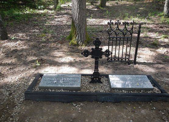 Krzyż żeliwny, fragment ogrodzenia i  dwie płyty nagrobne.