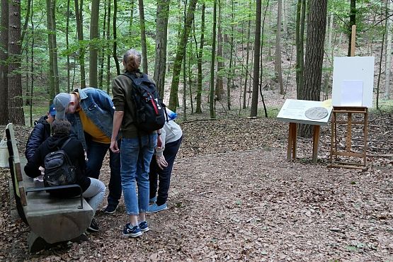 punkt kontrolny poświęcony geomorfologii (fot. Zosia Moś) Grafika Z historii Pierwszego Marszobiegu Trójmiejskiego Parku Krajobrazowego "TPK Porusza"
