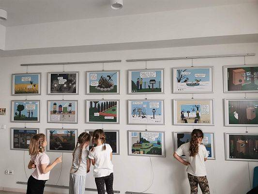 Wystawa komiksów "Pod kreską", fot. JKR Dzieci ogladający wystawę komiksów.