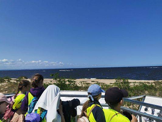 Na wieży obserwacyjnej, fot. JKR Dzieci stoją na metalowej wieży.
