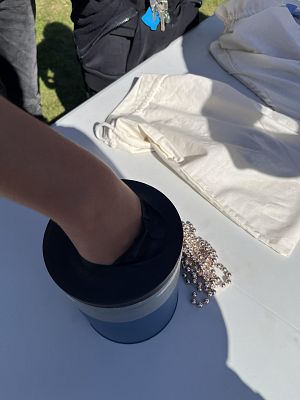 model skrzeku, fot. AB zbliżenie na puszkę w którą ktoś wsadził rękę.