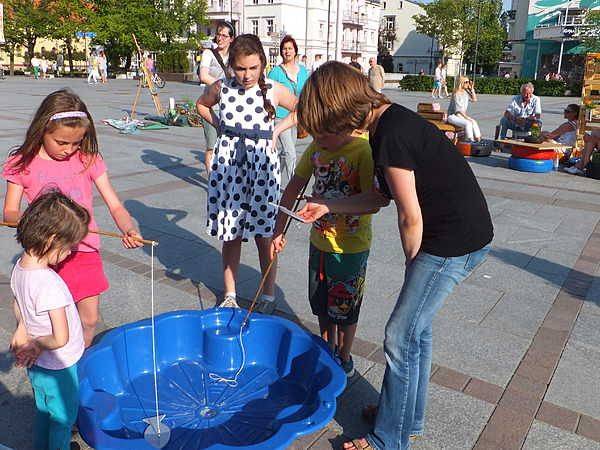 Błękitna Szkoła przy NPK na akcji plenerowej „Bioróżnorodność – poznaj by zachować” grafika